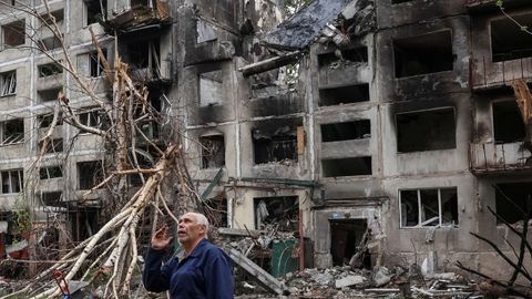 Un residente, ante edificios daados por los ataques militares rusos, en medio del ataque de Rusia a Ucrania, en Donetsk, el jueves.