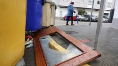 En la imagen, una puerta con cristales rotos en la esquina de la calle Cabo Prior con R�o Xuvia y Fontemoura