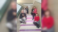 Os xuces e docentes do centro inauguraron a escaleira, composta de lemas que promoven a igualdade