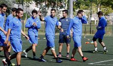 El t�cnico convers� con la plantilla antes de la sesi�n de ayer. 