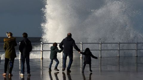 El temporal martimo dej un fuerte oleaje en Gijn