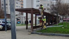 Bomberos trabajando en la marquesina de As Conchias.