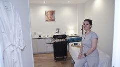 Yadiris Pupo inaugur� en septiembre en Santiago su centro de est�tica y bienestar (@yadiris_bienestar_estetica), un espacio dirigido a cuidar tanto las pieles maduras como las de los j�venes: �Los adolescentes tienen sus propias necesidades y es importante orientarlos a la hora de usar un producto que les convenga, en lugar de comprar uno cualquiera solo porque huele bien o lo vieron en las redes sociales�.