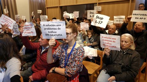 Un nutrido grupo de vecinos que se oponen a la A-57 siguieron el pleno del Concello de Pontevera, este lunes, donde exhibieron variados carteles