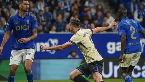 El delantero del FC Barcelona Robert Lewandowski celebra tras marcar el segundo gol ante el Real Oviedo