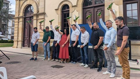 La consejera de Cultura y alcaldes de la Comarca de la Sidra, escanciando en Villaviciosa