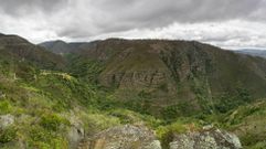 La ruta discurre al pie de la charnela o punto de m�xima curvatura del pliegue geol�gico. A la izquierda, en la ladera del valle del r�o Ferreiri�o, est� la aldea de Campodola