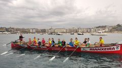 Imagen de archivo de la trainera femenina de Cabo entrenando para la regata de La Concha del pasado a�o.