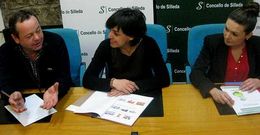 Antonio Couso, Paula Fern�ndez y �ngela Garc�a, ayer, presentando �Reciclaula� en Silleda