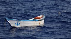 Una embarcaci�n abandonada en una de las zonas de b�squeda y rescate frente a la costa africana