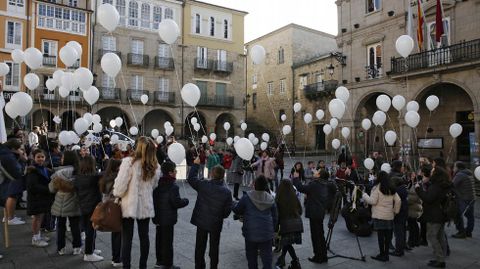 Paz Ourense.Lectura de manifiesto y suelta de globos en la praza Maior de Ourense