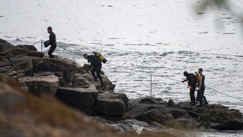 Un grupo de buzos comprueba la seguridad en la costa en La Mareta, en Costa Teguise (Lanzarote).