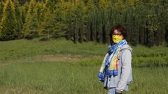 La jefa del departamento de Agraria del IES de Arz�a muestra el terreno del centro