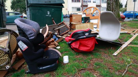 Enseres abandonados en el parque de personajes ilustres de Caranza.