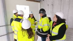 La conselleira de Vivenda y la delegada de la Xunta en A Coru�a visitaron las obras de un edificio de 40 viviendas en alquiler social en Xux�n