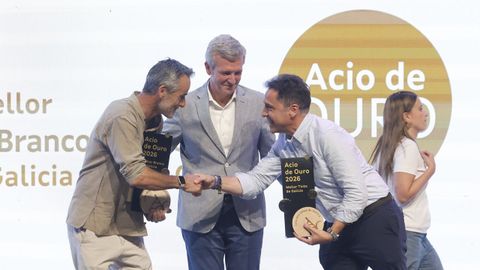 Los galardones a mejor vino del a�o recayeron en el blanco Cu�as Davia y en el tinto V�a Romana , que los recibieron de la mano de Alfonso Rueda.
