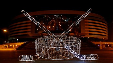 Vista general del Minsk Arena, en Bielorrusia, durante el apagado de luces