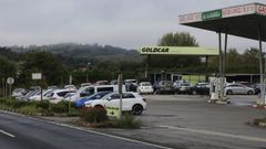 Varios coches del aparcamiento irregular, estacionados ayer en un gasolinera cercana al aeropuerto.