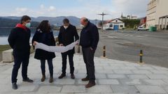 De izquierda a derecha, el portavoz municipal del PP, la presidenta de Portos, el alcalde y el concejal de Obras, ayer en el puerto de Ortigueira