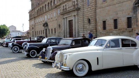 Coches de epoca en una concentración frente a los Escolapios en Monforte