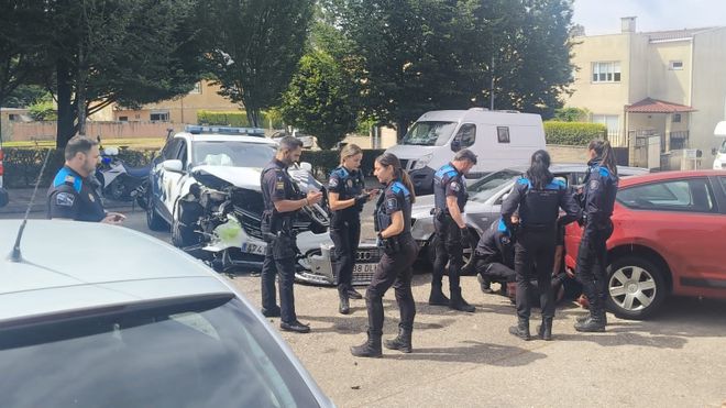 Momento de la colisi�n entre el veh�culo perseguido y coches de polic�a en Vigo