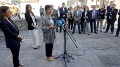 La ministra Isabel Rodrguez, atendiendo a los medios durante su visita a Betanzos.