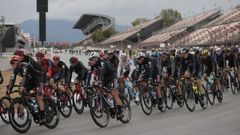 Los ciclistas pasan por el circuito de Montmel durante la segunda etapa de La Vuelta que transcurri entre Matar y Barcelona