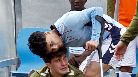 Anthony Khayat, con muletas, tras el Celta-Las Palmas de Copa de Campeones Juvenil en el que se lesion�.