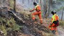 Dos bomberos trabajan en la extinci�n del incendio forestal. ARCHIVO