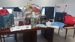 En la cesta, adem�s de productos alimentarios hay peque�os electrodom�sticos e incluso d�cimos de loter�a de El Ni�o