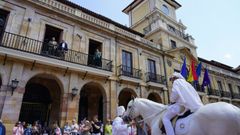 Momento en el que el alcalde otorga el permiso para celebrar el Martes de Campo