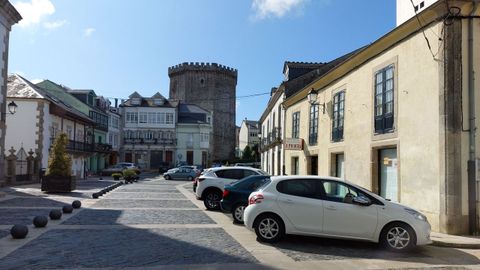 La plaza de Santa María es uno de los principales lugares de aparcamiento de la zona vieja de Vilalba.