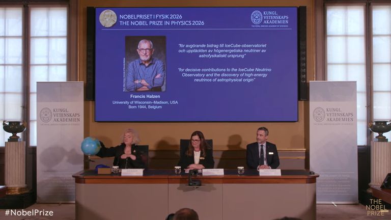 Momento en el que el jurado da a conocer al ganador del Nobel de F�sica de este a�o, Francis Halzen