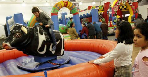 El Sal�n Pe�a se ha convertido en un parque de atracciones para los m�s peque�os de Cambados. 