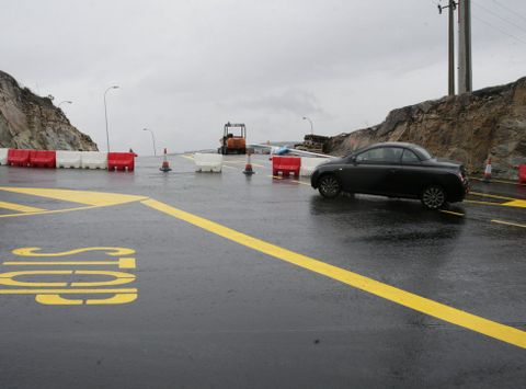 Los que entran a la urbanización tendrán que cruzar en un cambio de rasante cuando se abra el desvío.