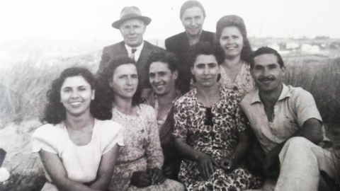 Rosa Conde Gonz�lez, tercera por la izquierda en la fila de abajo, junto a sus padres y sus cinco hermanos menores