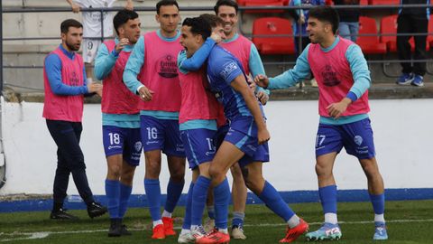 Los suplentes del Ourense CF salen a celebrar un gol.