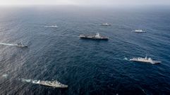 El portaviones Charles de Gaulle -en el centro de la imagen, de archivo-, en una operaci�n con otros buques, entre ellos una fragata espa�ola