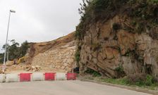 La construcci�n de un muro de mamposter�a junto a los pliegues m�tricos ha desatado las quejas. 