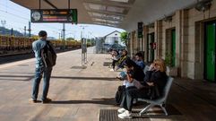 Pasajeros esperando el tren este mi�rcoles en la estaci�n de Pontevedra.