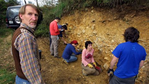 Una de las primeras prospecciones que se hicieron en 2006 en busca de industrias paleol�ticas en Monforte, en un corte de terreno de la parroquia de O Chao do Fabeiro. A la izquierda, el investigador aficionado Jos� Antonio Pe�a, cuyos hallazgos dieron pie al proyecto