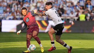 Lucas Noubi, pugnando por el bal�n con Fer Ni�o.