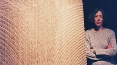 Mar�a Jes�s Rodr�guez junto a una de sus obras