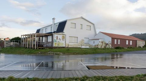 La orden afecta a la pérgola, el porche y una caseta móvil de madera. 