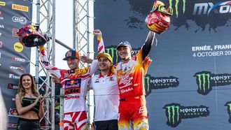 De izquierda a derecha, Jorge Prado, Guillem Farr�s y Francisco Garc�a, en el podio del Motocr�s de las Naciones.