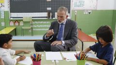 Felipe VI conversa con varios ni�os durante su visita al Colegio Pintor Eduardo Morillas de Melilla