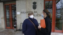 Esperanza Rodr�guez junto a la diputada socialista Noa D�az (derecha), a las puertas del Parlamento de Galicia