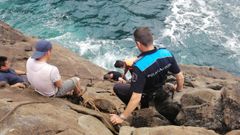 Momento del rescate del pescador, que estaba en una situaci�n cr�tica