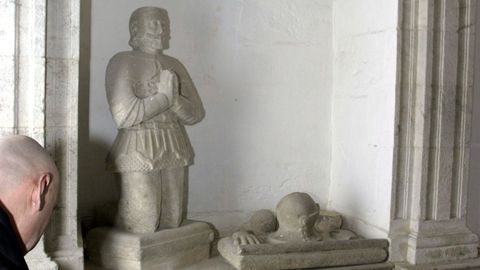 La sepultura de Rodrigo López de Quiroga, con una estatua orante, se encuentra en la iglesia de San Fiz de Cangas
