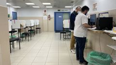 Los equipos de vacunaci�n trabajan ahora en el Laboratorio del Marcide (en la imagen, tomada ayer)